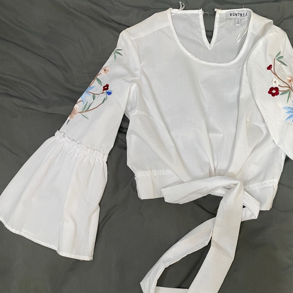 Bell sleeve flower detailed blouse 🤍